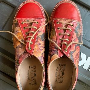 L’artiste leather shoes in Excellent condition.  Size 39 about an 8.5-9
